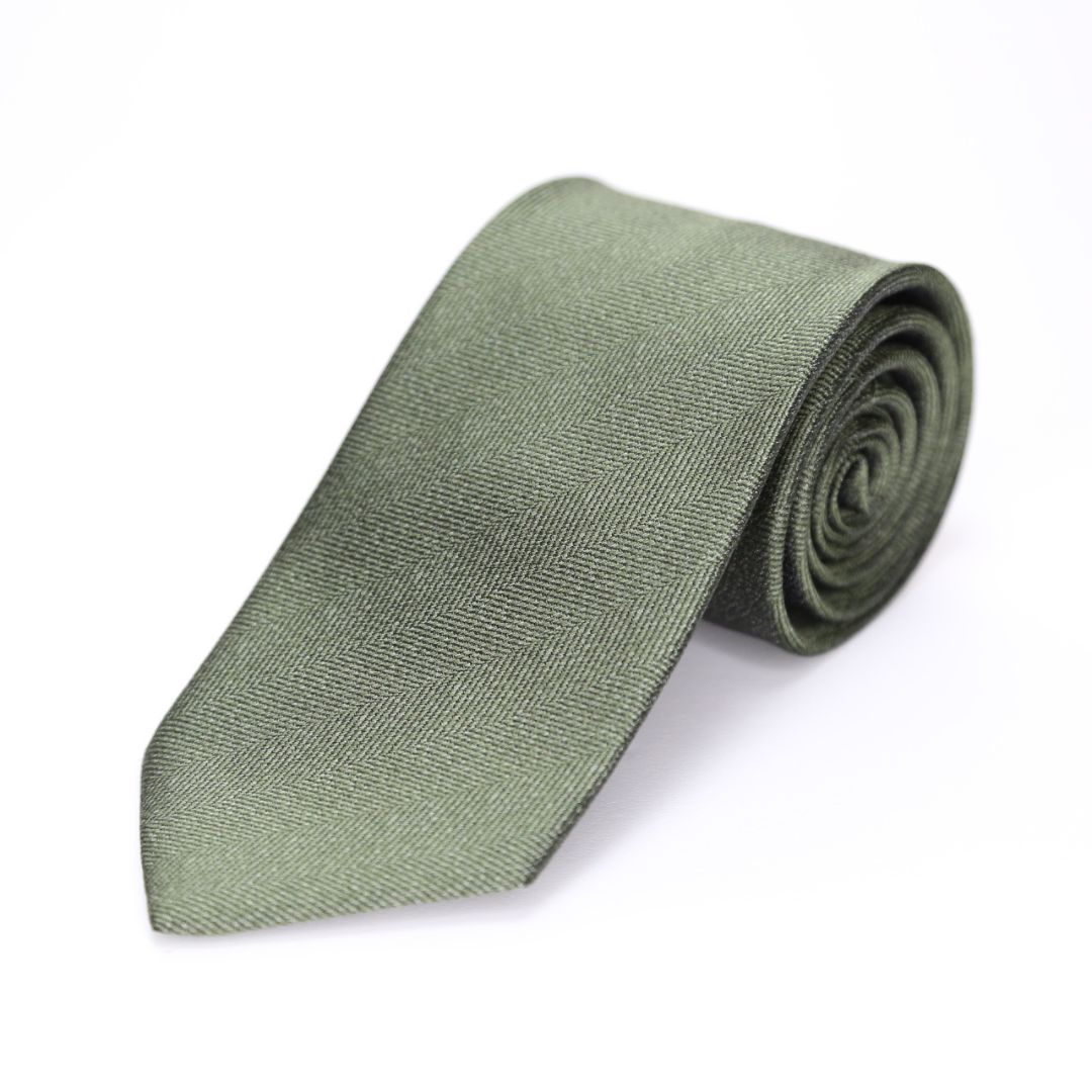 無地ネクタイ  グリーン  ネクタイ  FATTURA  日本製  メンズファッション  ネクタイ  コーデ  シルク100％