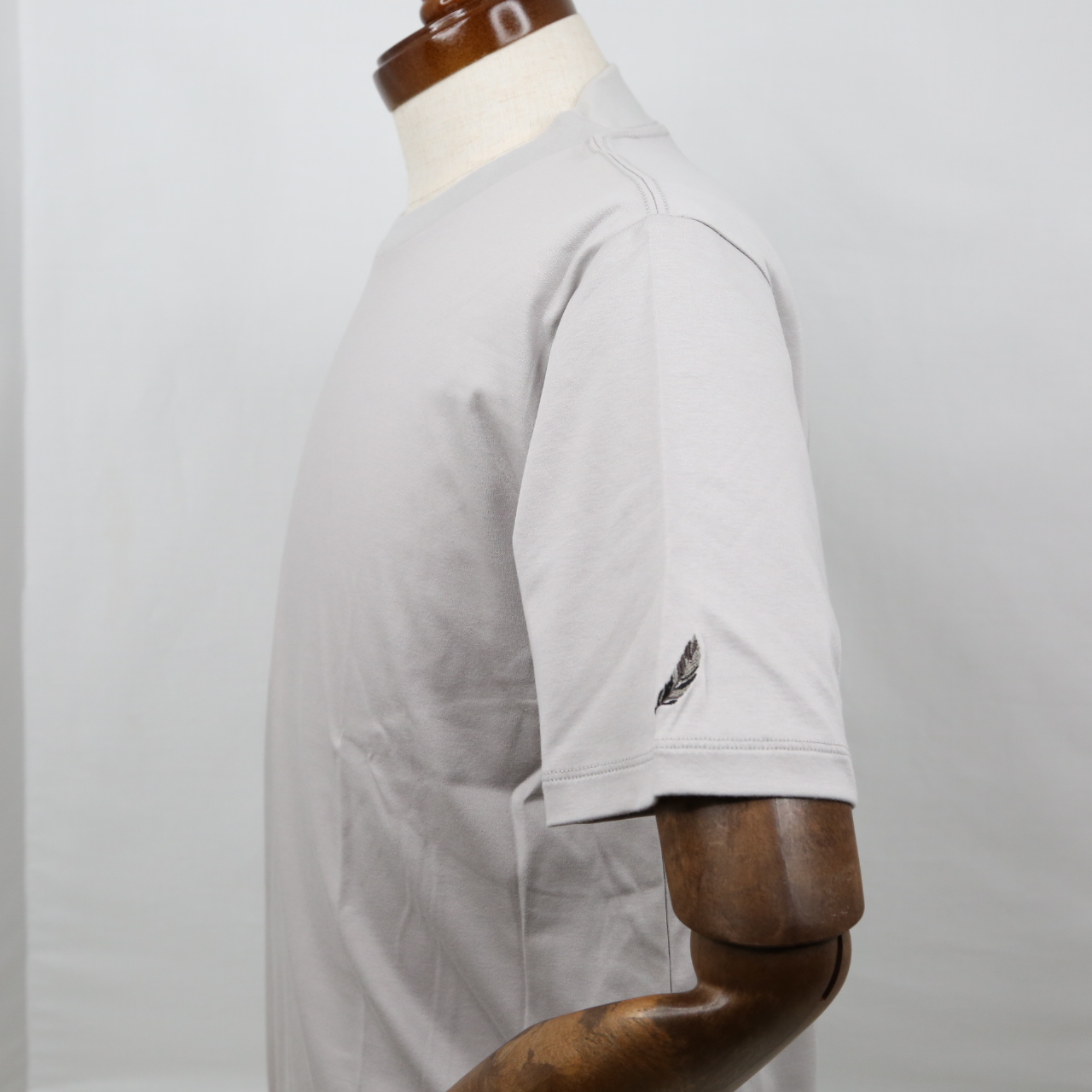 【NEW】プレミアムドレス Tシャツ  FATTURA  シャツ  半袖  袖口刺繍  グレー  日本製